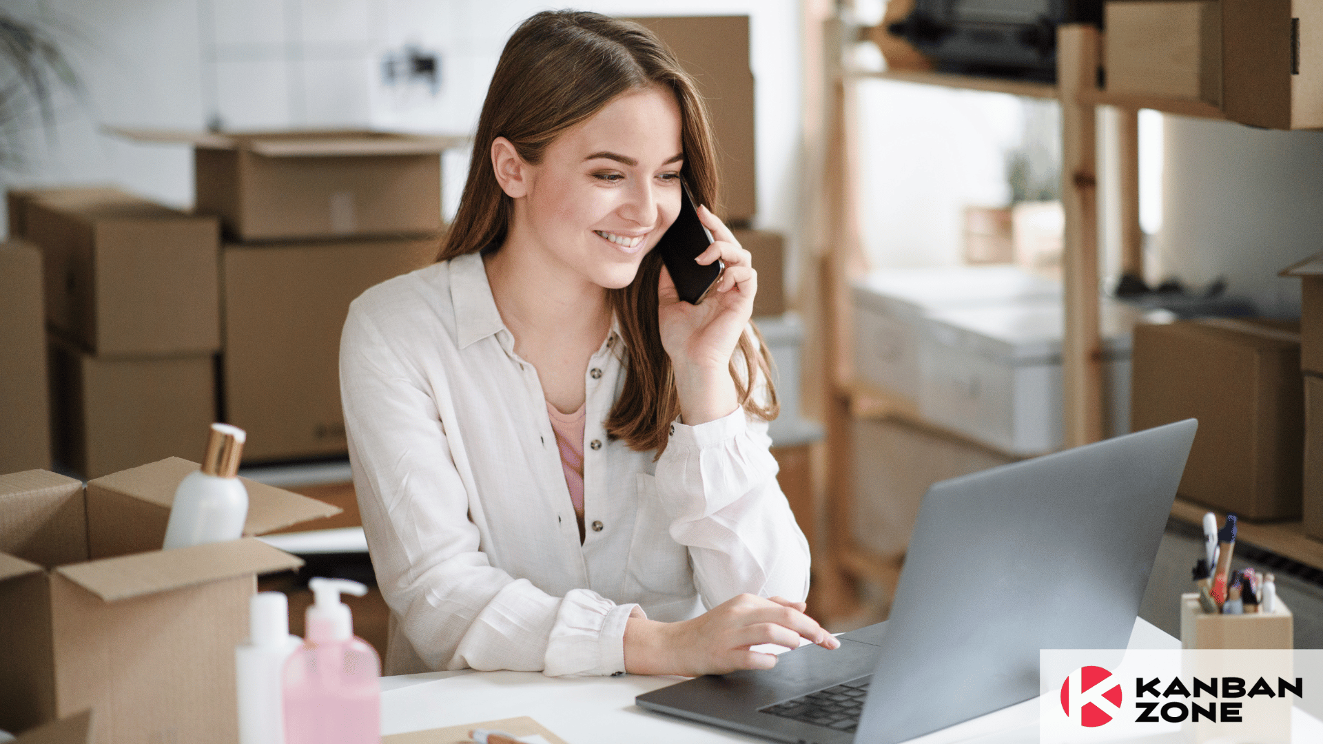 young dropshipping businesswoman in front of a laptop